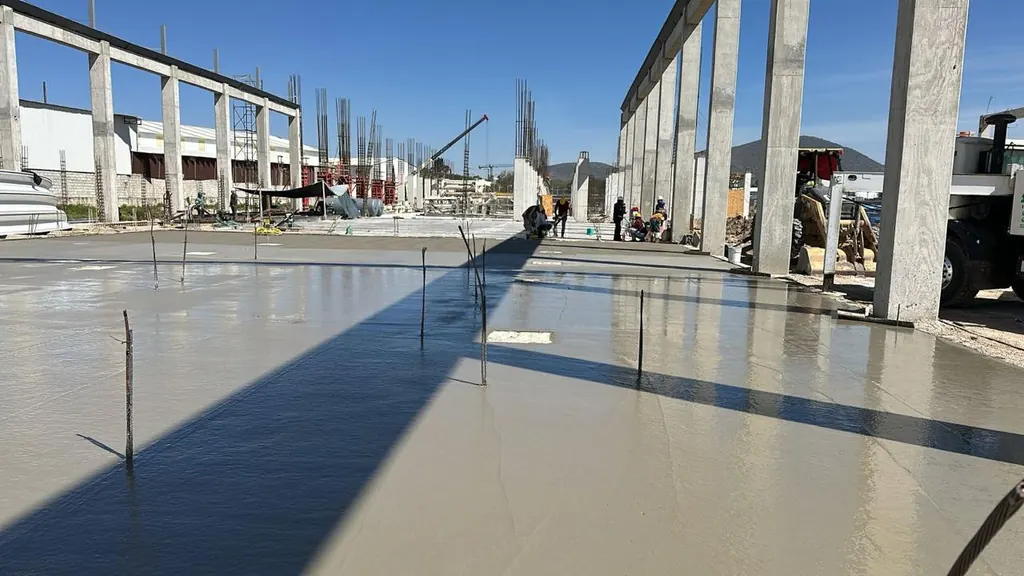 Colado de losa de concreto en nave industrial